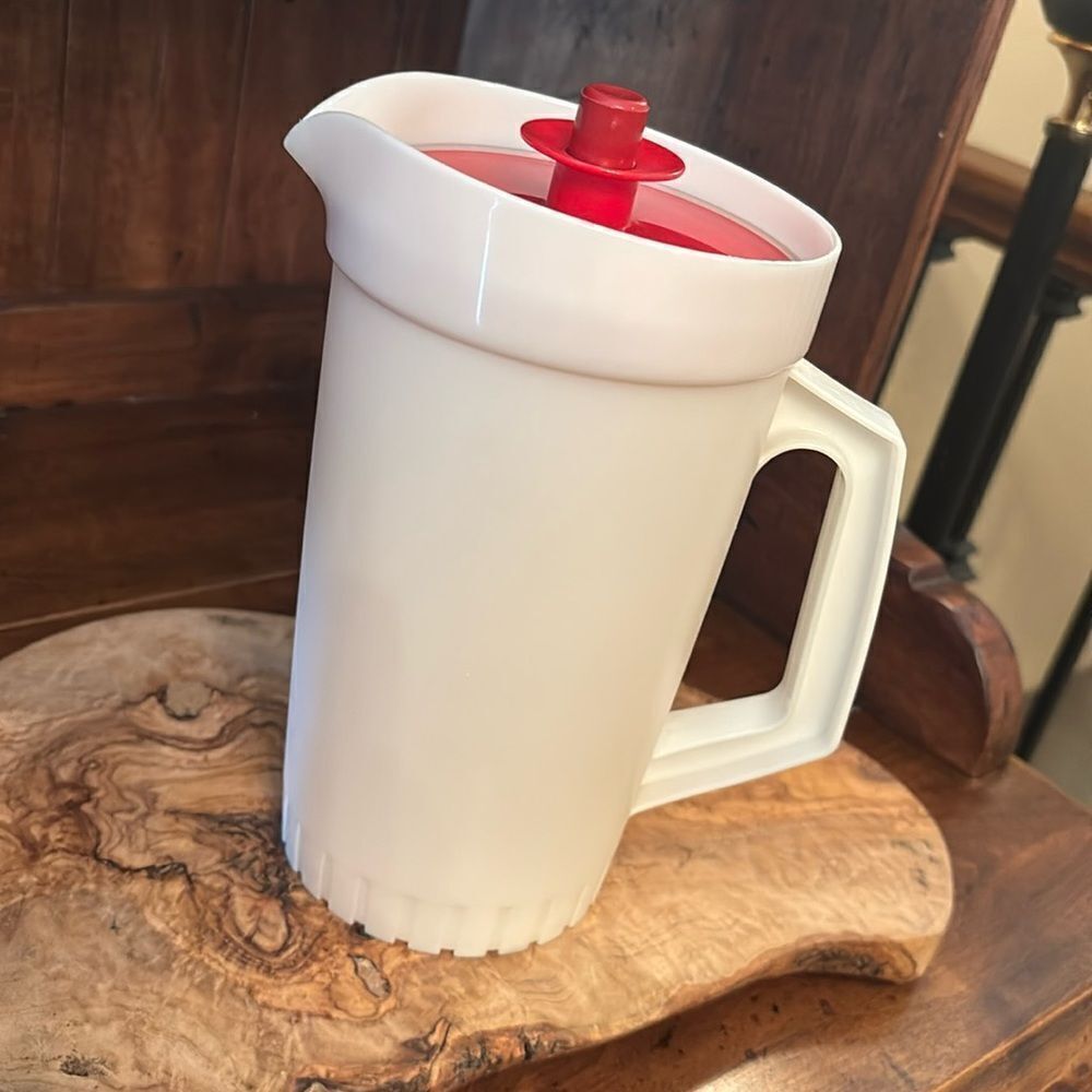 Tupperware 6 Cup Push Button Pitcher